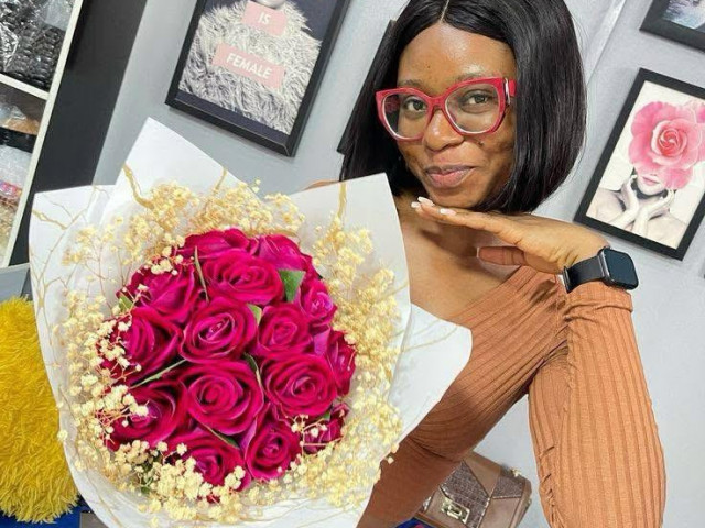 Surprise anniversaire , bouquet , famfariste, gâteaux, Pour les Événements, Conakry