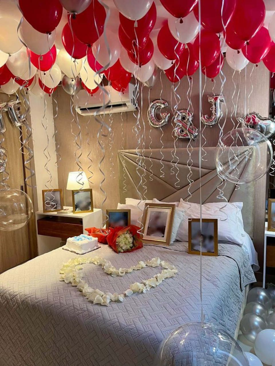 Surprise anniversaire 🎉 gâteau, bouquet , famfariste ,, Pour les Événements, Conakry