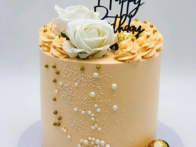 Surprise anniversaire 🎉 gâteau, bouquet , famfariste ,, Pour les Événements, Conakry