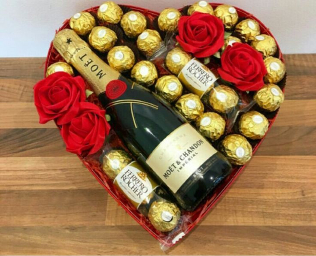 Surprise anniversaire 🥳🎉 gâteau , bouquet, famfariste, Pour les Événements, Conakry