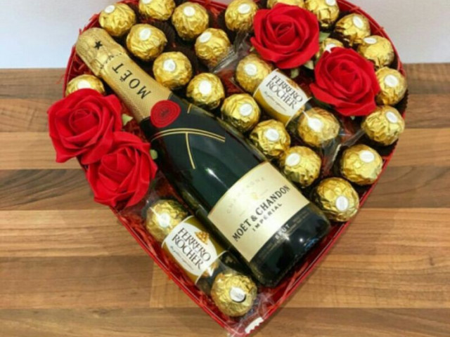 Surprise anniversaire 🥳🎉 gâteau , bouquet, famfariste, Pour les Événements, Conakry