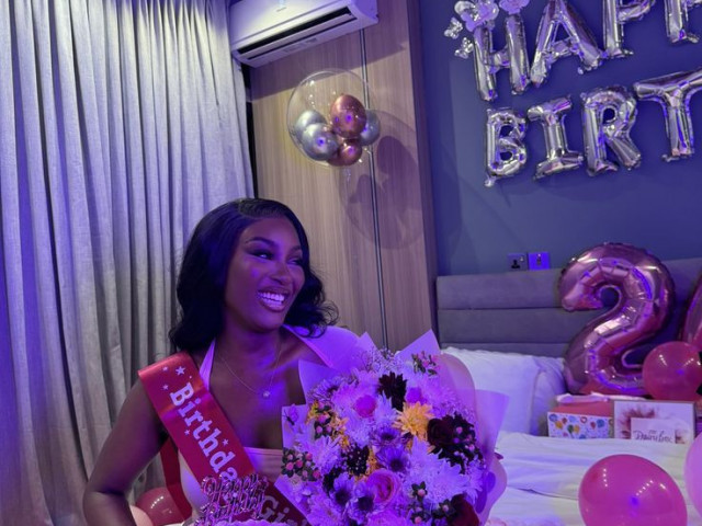 Surprise anniversaire 🥳🎉 gâteau , bouquet, famfariste, Pour les Événements, Conakry