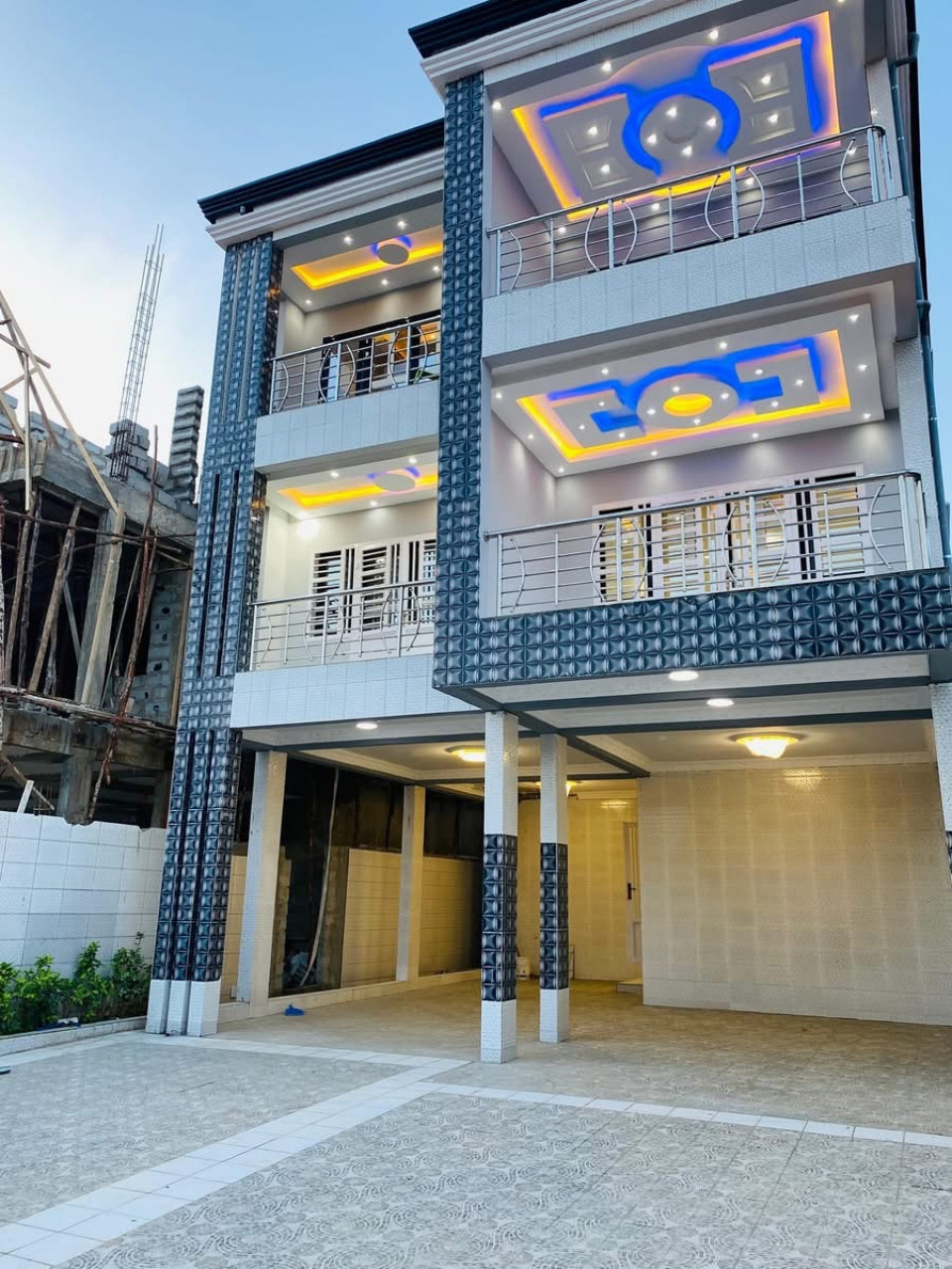 𝗧𝗿𝗶𝗽𝗹𝗲𝘅 𝘂𝗹𝘁𝗿𝗮-𝗺𝗼𝗱𝗲𝗿𝗻𝗲 à 𝗞𝗼𝗯𝗮𝘆𝗮𝗵 à 𝗩𝗲𝗻𝗱𝗿𝗲, Maisons, Conakry