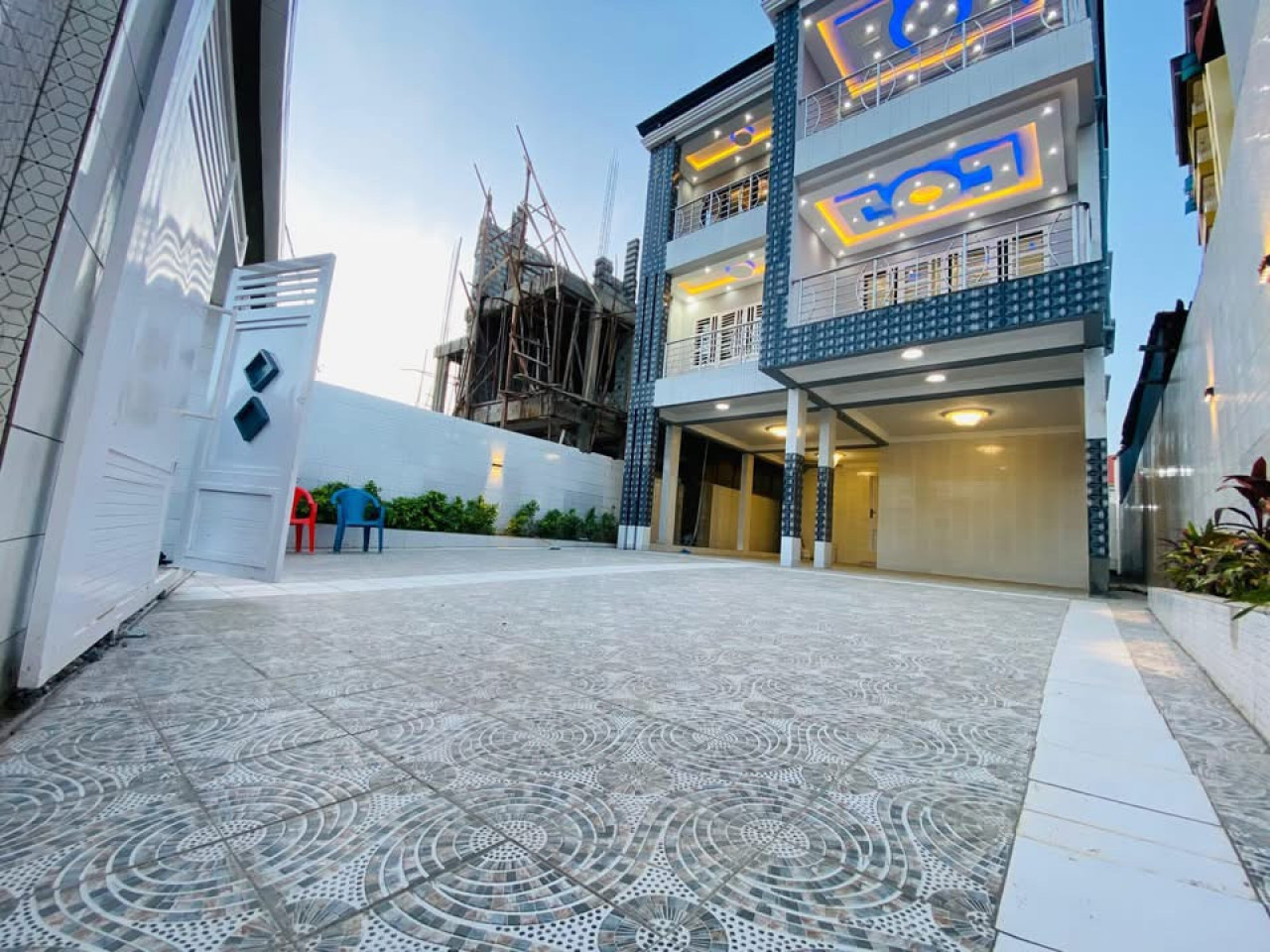 𝗧𝗿𝗶𝗽𝗹𝗲𝘅 𝘂𝗹𝘁𝗿𝗮-𝗺𝗼𝗱𝗲𝗿𝗻𝗲 à 𝗞𝗼𝗯𝗮𝘆𝗮𝗵 à 𝗩𝗲𝗻𝗱𝗿𝗲, Maisons, Conakry