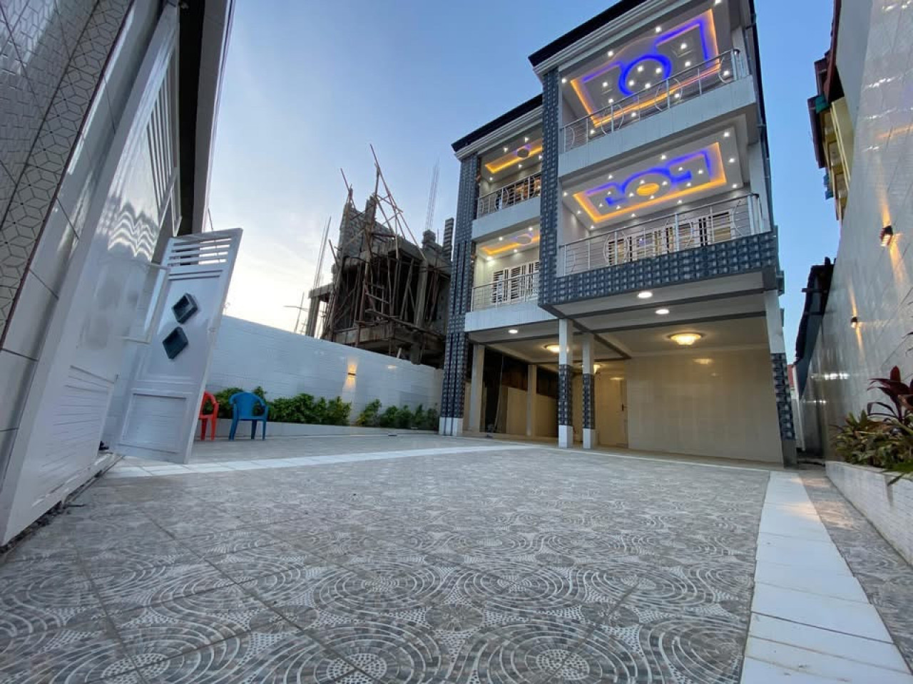 𝗧𝗿𝗶𝗽𝗹𝗲𝘅 𝘂𝗹𝘁𝗿𝗮-𝗺𝗼𝗱𝗲𝗿𝗻𝗲 à 𝗞𝗼𝗯𝗮𝘆𝗮𝗵 à 𝗩𝗲𝗻𝗱𝗿𝗲, Maisons, Conakry