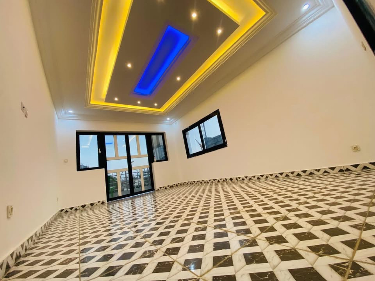 𝗧𝗿𝗶𝗽𝗹𝗲𝘅 𝘂𝗹𝘁𝗿𝗮-𝗺𝗼𝗱𝗲𝗿𝗻𝗲 à 𝗞𝗼𝗯𝗮𝘆𝗮𝗵 à 𝗩𝗲𝗻𝗱𝗿𝗲, Maisons, Conakry