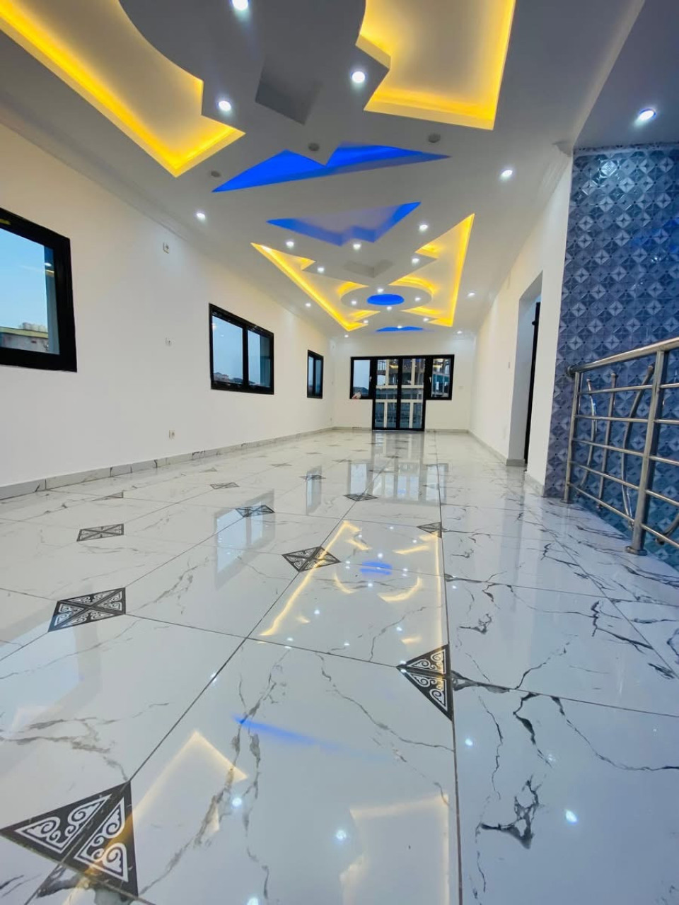 𝗧𝗿𝗶𝗽𝗹𝗲𝘅 𝘂𝗹𝘁𝗿𝗮-𝗺𝗼𝗱𝗲𝗿𝗻𝗲 à 𝗞𝗼𝗯𝗮𝘆𝗮𝗵 à 𝗩𝗲𝗻𝗱𝗿𝗲, Maisons, Conakry