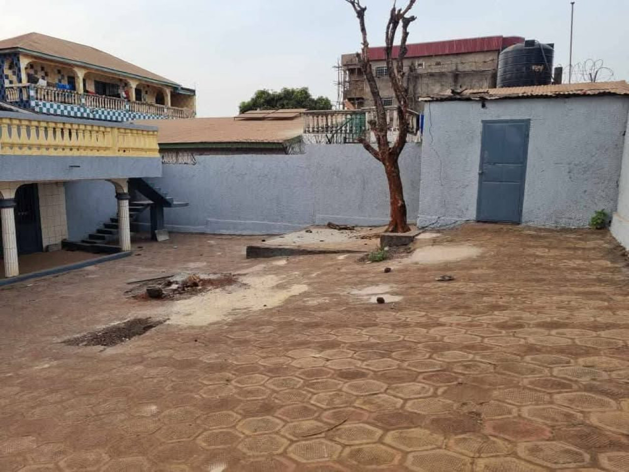 Vente d'une concession entière,  située à lambangny, Maisons, Conakry