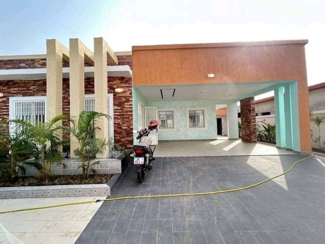 Vente d’une villa de haut standing à Coyah doumbouyah, Maisons, Conakry
