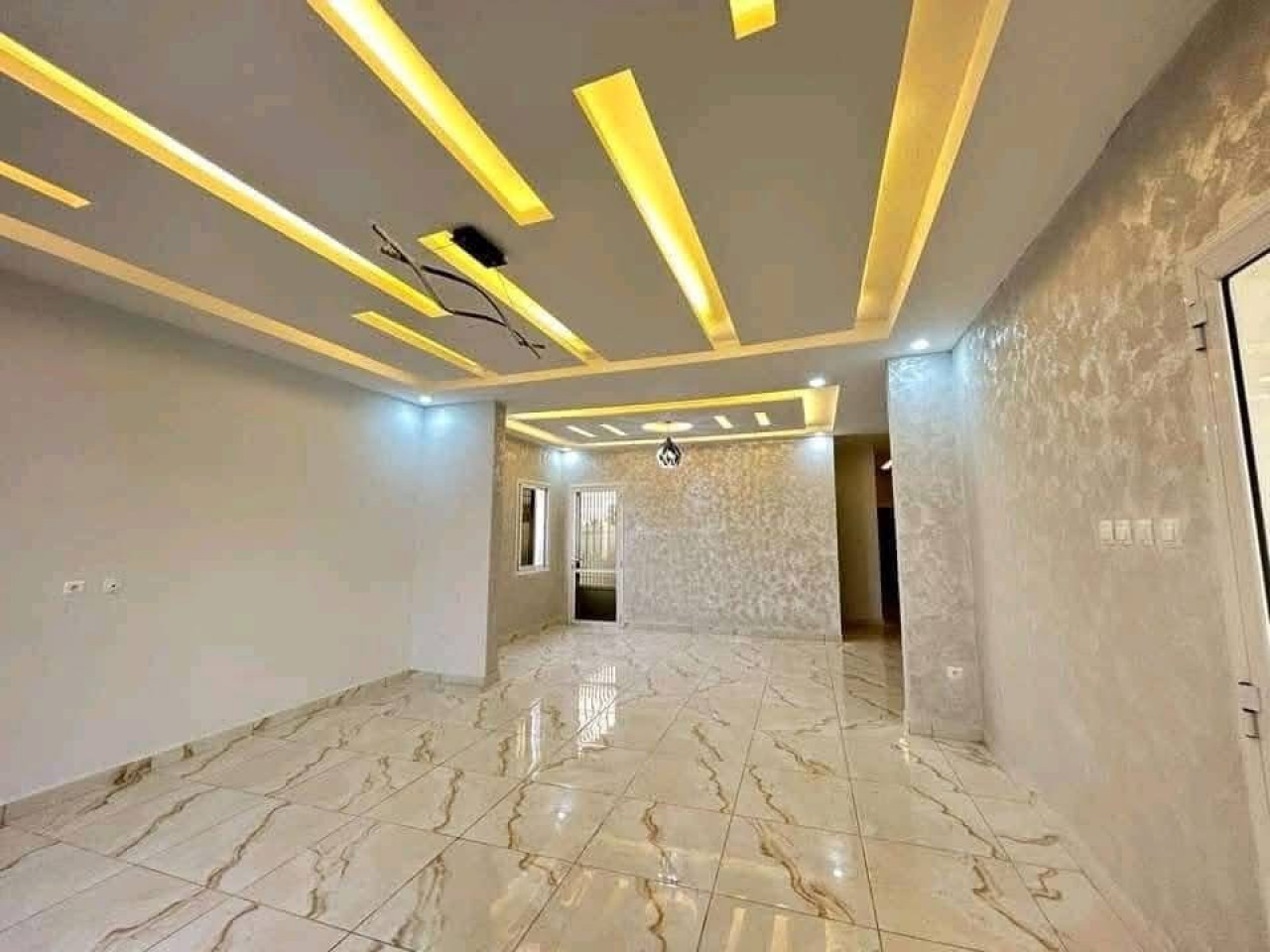 Vente d’une villa de haut standing à Coyah doumbouyah, Maisons, Conakry