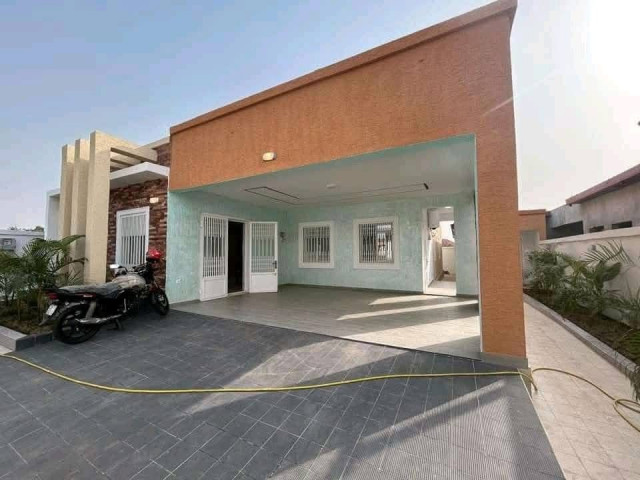 Vente d’une villa de haut standing à Coyah doumbouyah, Maisons, Conakry