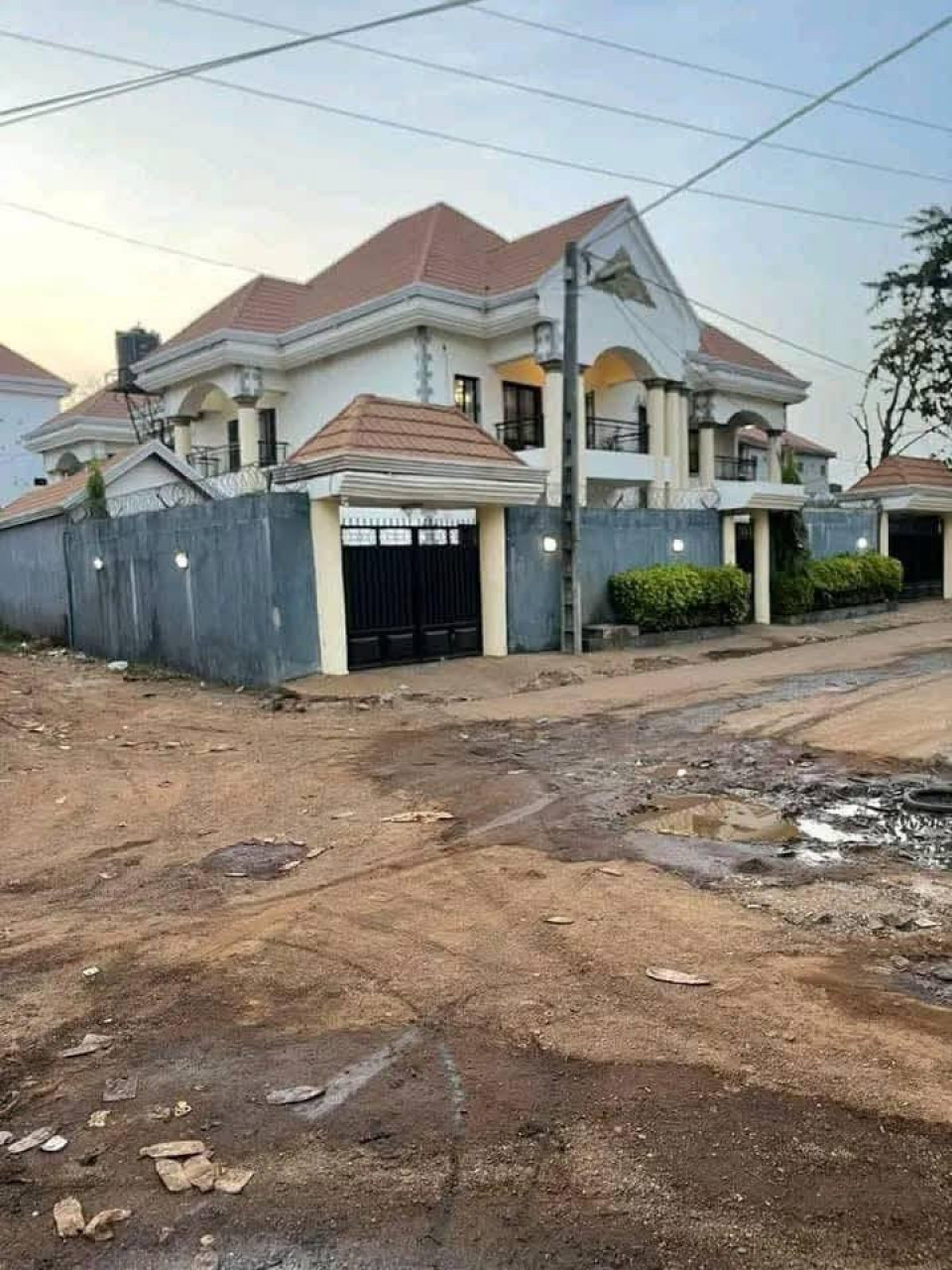 𝘃𝗲𝗻𝘁𝗲 𝗱’𝘂𝗻 #𝗱𝘂𝗽𝗹𝗲𝘅 𝗮𝘃𝗲𝗰 𝗹𝗲𝘀 𝗺𝗲𝘂𝗯𝗹𝗲𝘀 A Lambanyi, Maisons, Conakry