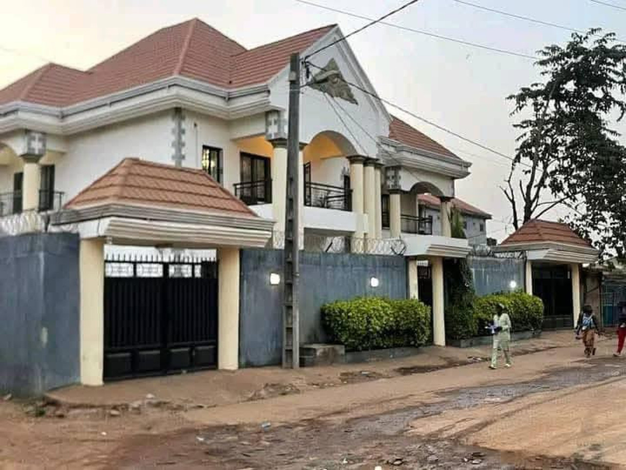 𝘃𝗲𝗻𝘁𝗲 𝗱’𝘂𝗻 #𝗱𝘂𝗽𝗹𝗲𝘅 𝗮𝘃𝗲𝗰 𝗹𝗲𝘀 𝗺𝗲𝘂𝗯𝗹𝗲𝘀 A Lambanyi, Maisons, Conakry