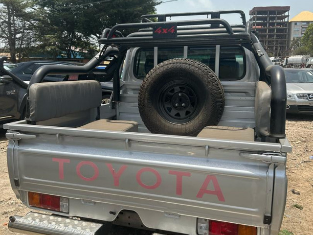 TOYOTA LAND CRUISER DEUX CABINES, Voitures, Conakry