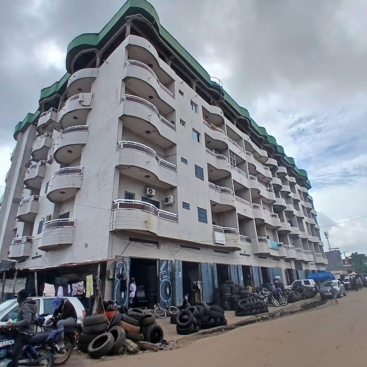 𝗔 𝗩𝗘𝗡𝗗𝗥𝗘 – 𝗜𝗠𝗠𝗘𝗨𝗕𝗟𝗘 (𝗥+5) 𝗔𝗨 𝗖𝗢𝗘𝗨𝗥 𝗗𝗘 #𝗠𝗔𝗗𝗜𝗡𝗔, Locaux Commerciaux, Conakry