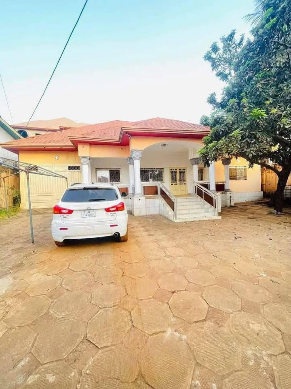 𝗩𝗲𝗻𝘁𝗲 𝗱'𝘂𝗻𝗲 Somptueuse 𝗩𝗶𝗹𝗹𝗮 à Kobayah, Maisons, Conakry