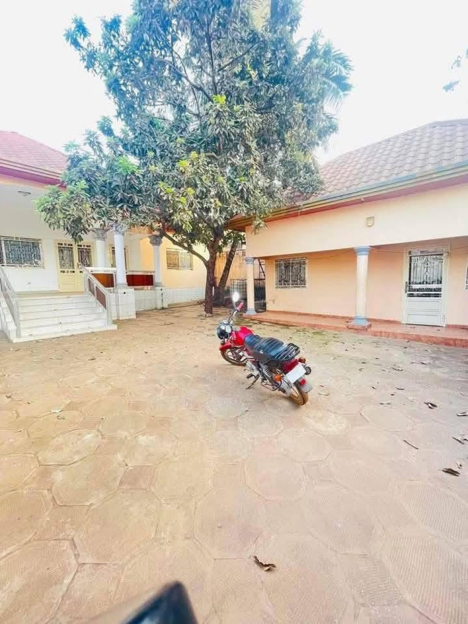 𝗩𝗲𝗻𝘁𝗲 𝗱'𝘂𝗻𝗲 Somptueuse 𝗩𝗶𝗹𝗹𝗮 à Kobayah, Maisons, Conakry