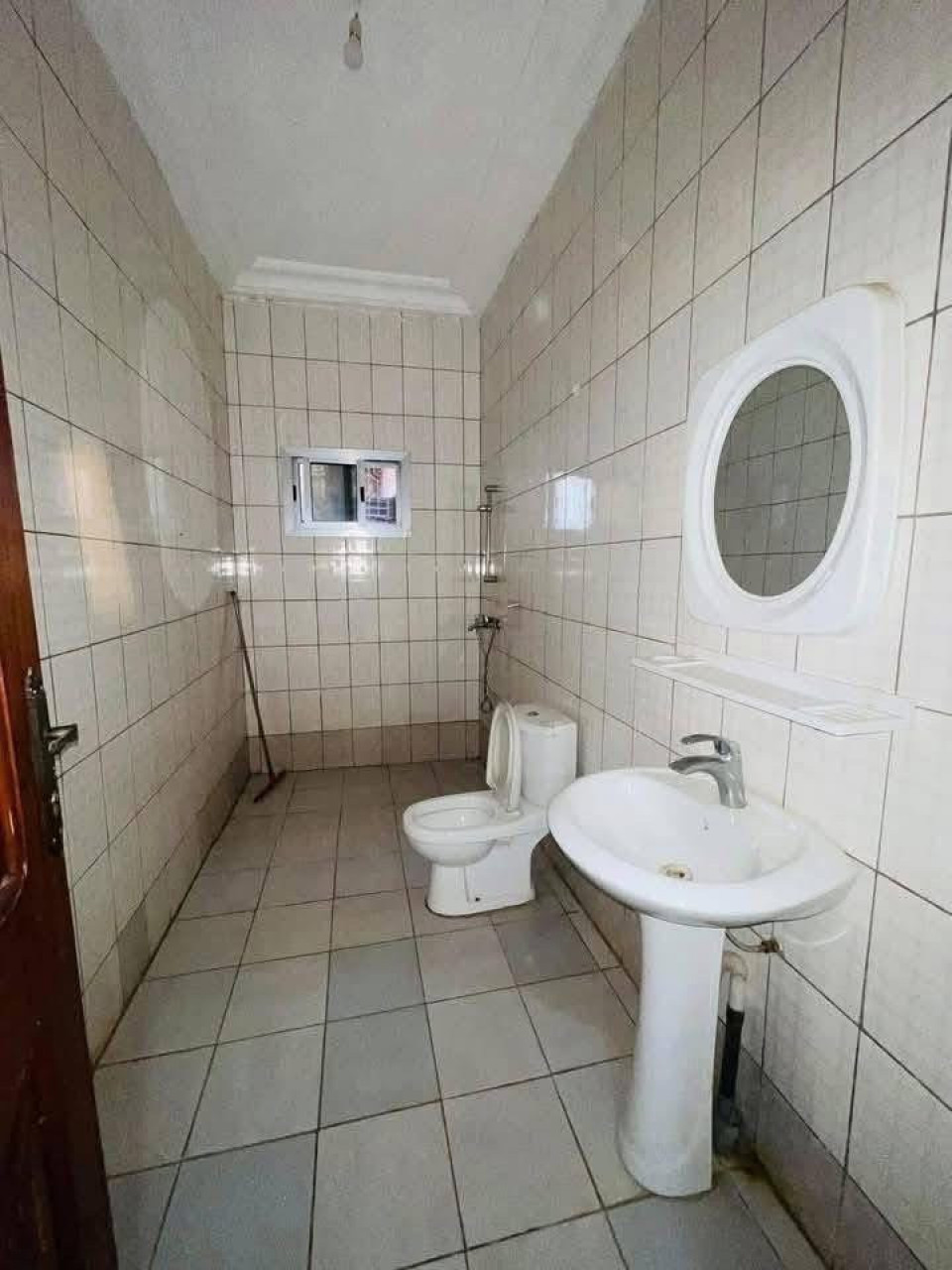 𝗩𝗲𝗻𝘁𝗲 𝗱'𝘂𝗻𝗲 Somptueuse 𝗩𝗶𝗹𝗹𝗮 à Kobayah, Maisons, Conakry