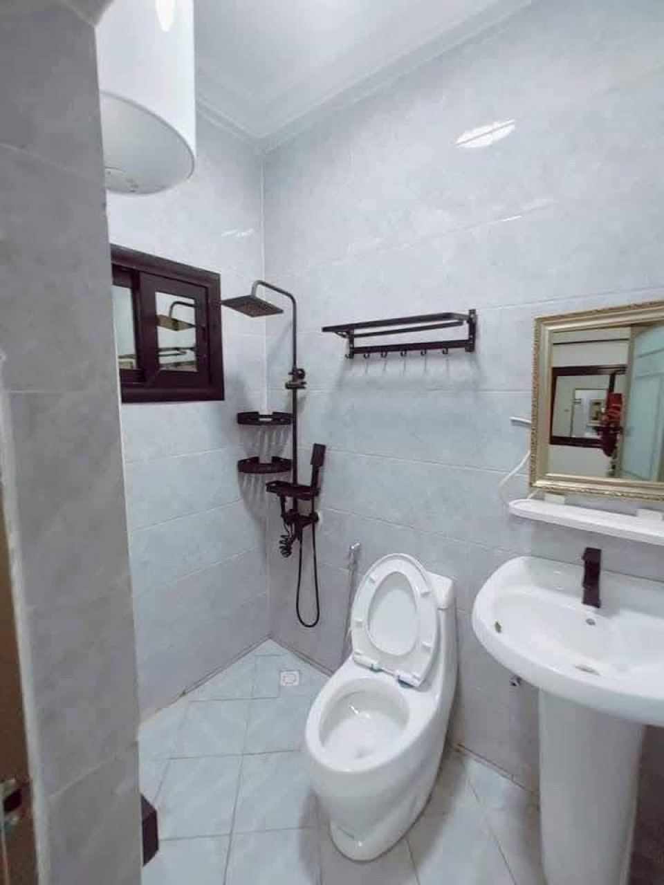 IMMEUBLE_EN_LOCATION A NONGO KIROTY, Locaux Commerciaux, Conakry
