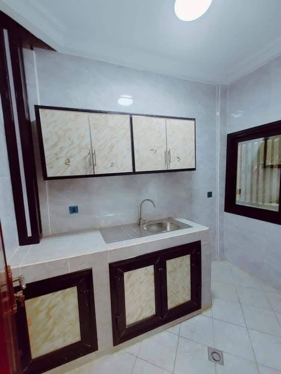 IMMEUBLE_EN_LOCATION A NONGO KIROTY, Locaux Commerciaux, Conakry