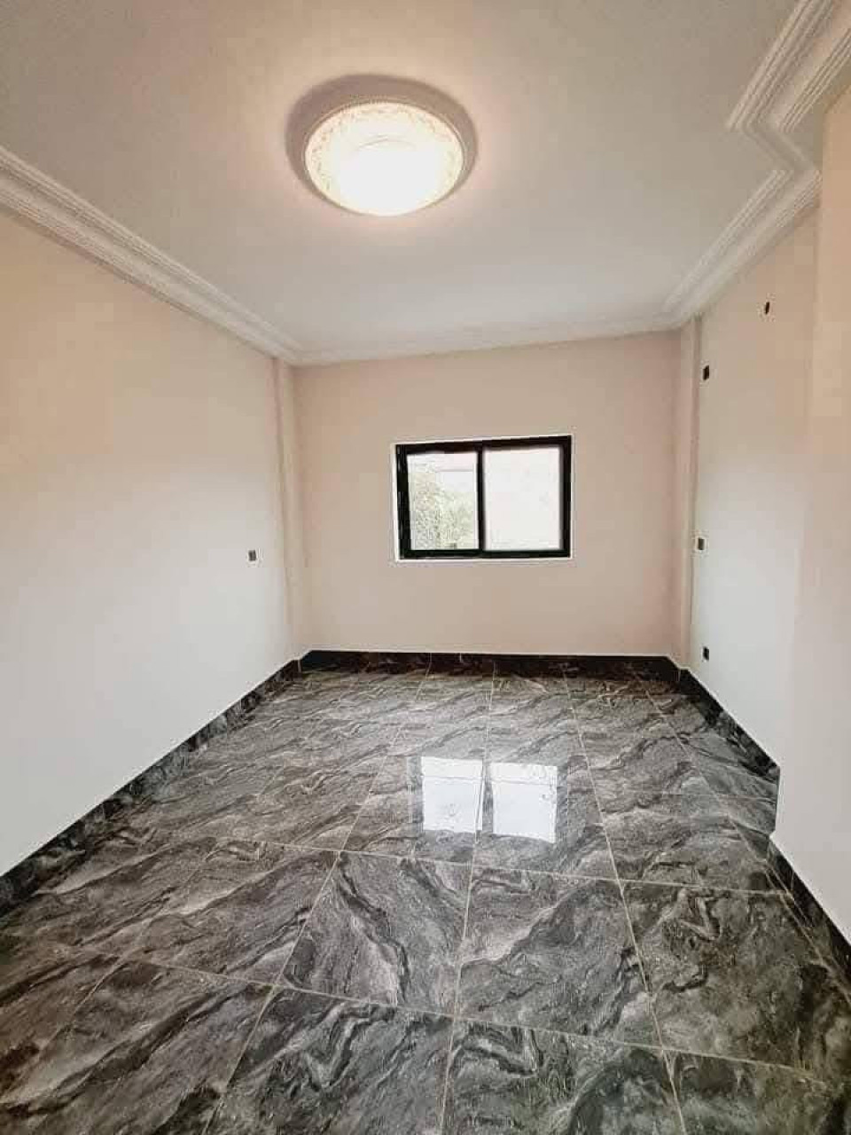IMMEUBLE_EN_LOCATION A NONGO KIROTY, Locaux Commerciaux, Conakry