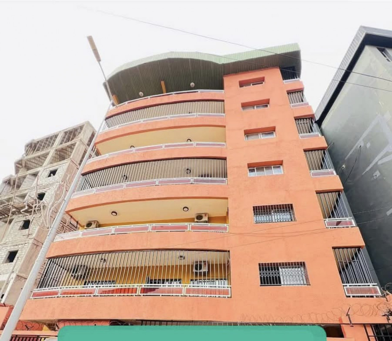 IMMEUBLE R+6 À LOUER KIPE CENTRE ÉMETTEUR, Locaux Commerciaux, Conakry