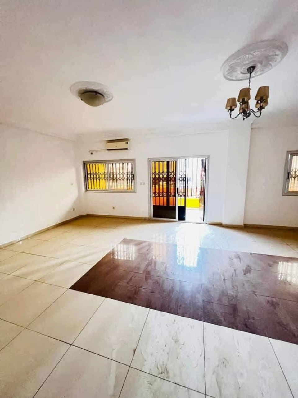 IMMEUBLE R+6 À LOUER KIPE CENTRE ÉMETTEUR, Locaux Commerciaux, Conakry