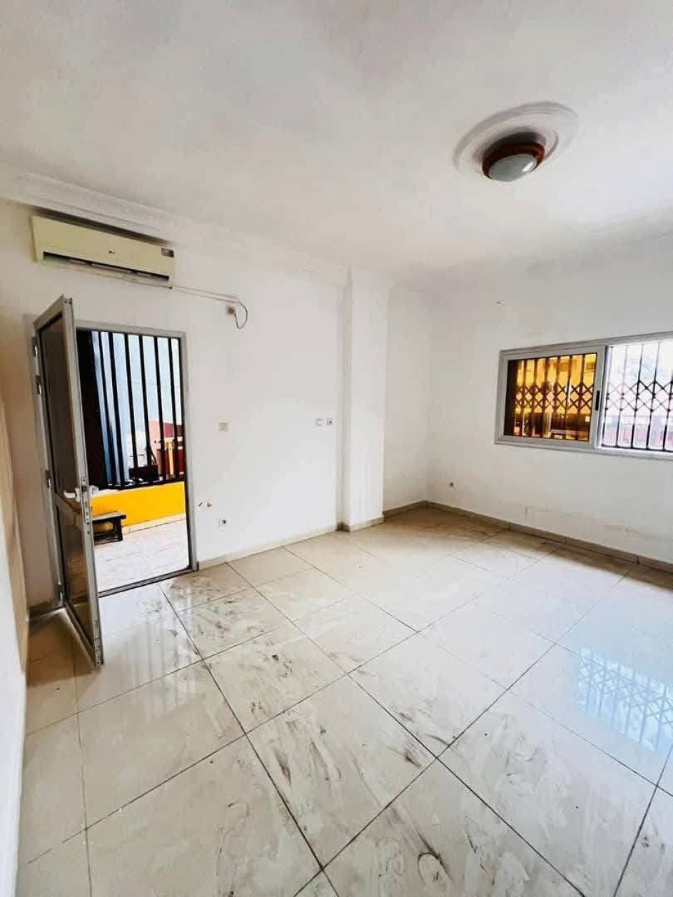 IMMEUBLE R+6 À LOUER KIPE CENTRE ÉMETTEUR, Locaux Commerciaux, Conakry