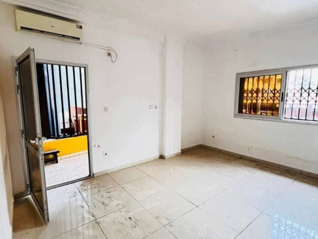 IMMEUBLE R+6 ร LOUER KIPE CENTRE รMETTEUR, Locaux Commerciaux, Conakry