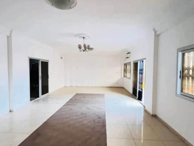 IMMEUBLE R+6 ร LOUER KIPE CENTRE รMETTEUR, Locaux Commerciaux, Conakry