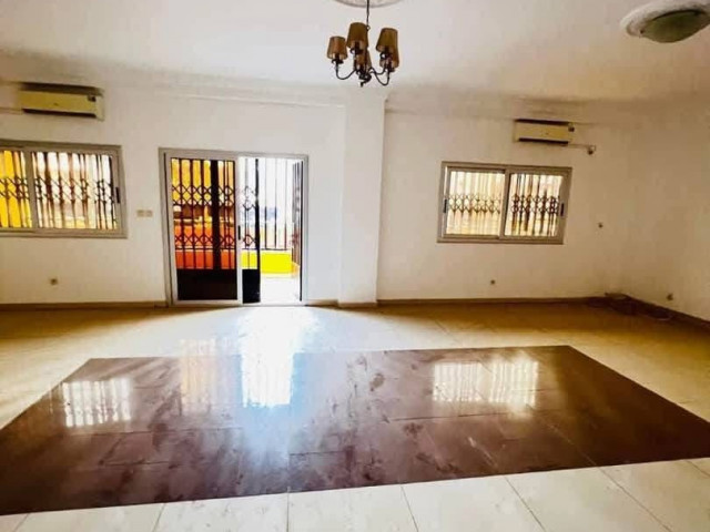 IMMEUBLE R+6 ร LOUER KIPE CENTRE รMETTEUR, Locaux Commerciaux, Conakry