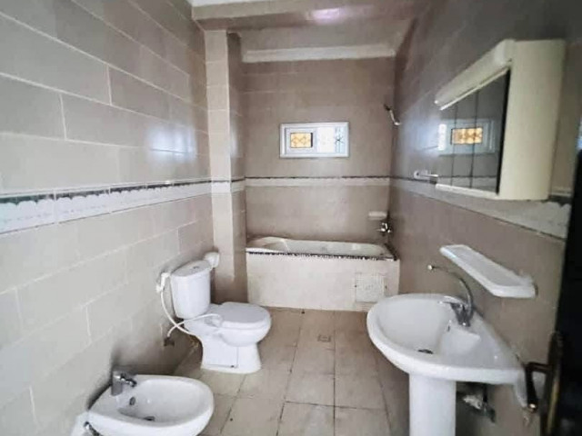 IMMEUBLE R+6 ร LOUER KIPE CENTRE รMETTEUR, Locaux Commerciaux, Conakry