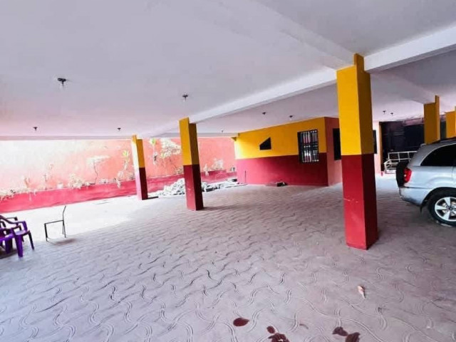 IMMEUBLE R+6 ร LOUER KIPE CENTRE รMETTEUR, Locaux Commerciaux, Conakry