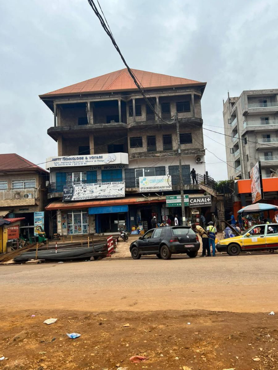 À #vendre R+3 enbordure d la route principal à LAMBANYI, Locaux Commerciaux, Conakry