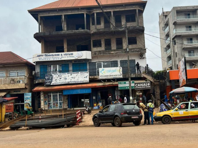 À #vendre R+3 enbordure d la route principal à LAMBANYI, Locaux Commerciaux, Conakry