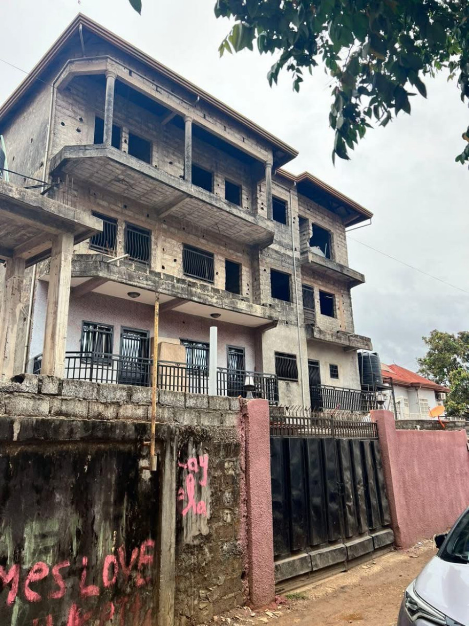 À #vendre R+3 enbordure d la route principal à LAMBANYI, Locaux Commerciaux, Conakry