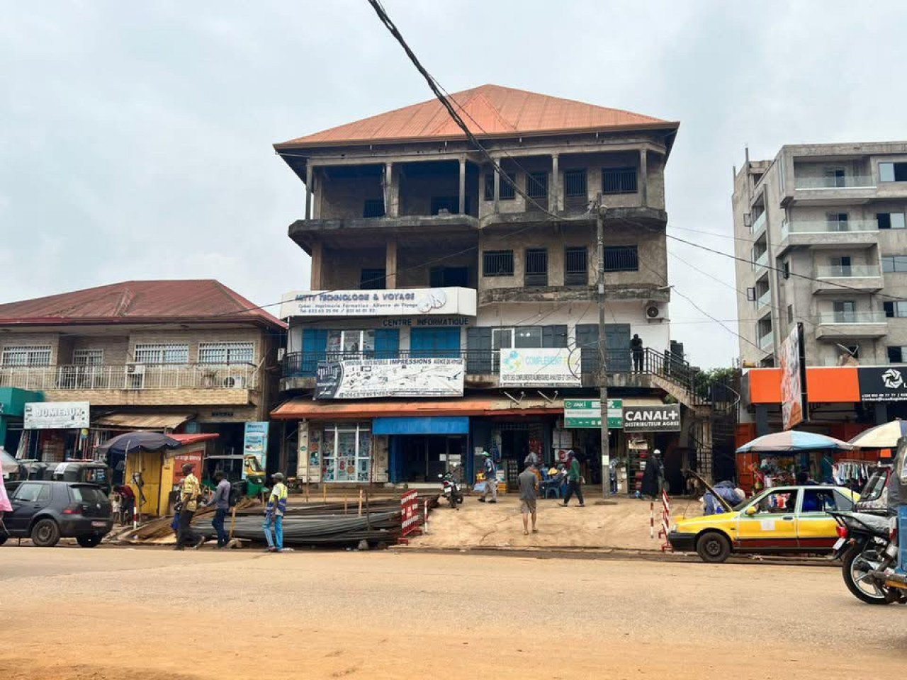 À #vendre R+3 enbordure d la route principal à LAMBANYI, Locaux Commerciaux, Conakry