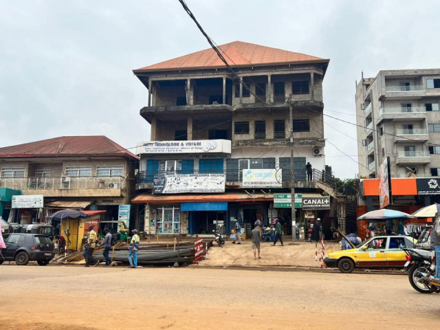 À #vendre R+3 enbordure d la route principal à LAMBANYI, Locaux Commerciaux, Conakry