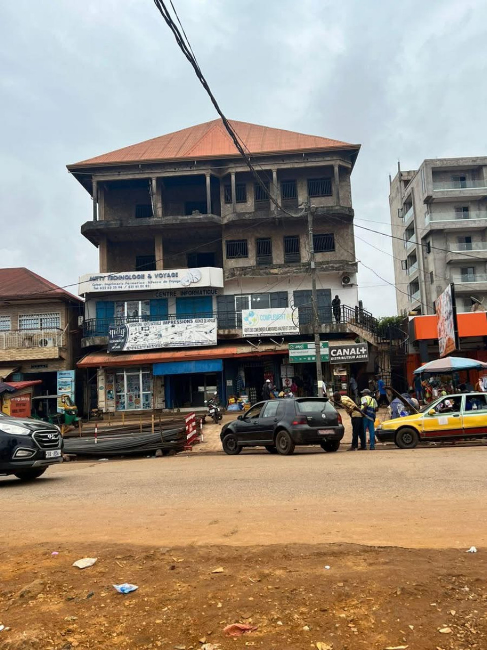À #vendre R+3 enbordure d la route principal à LAMBANYI, Locaux Commerciaux, Conakry