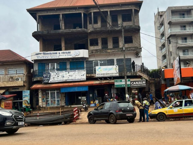 À #vendre R+3 enbordure d la route principal à LAMBANYI, Locaux Commerciaux, Conakry