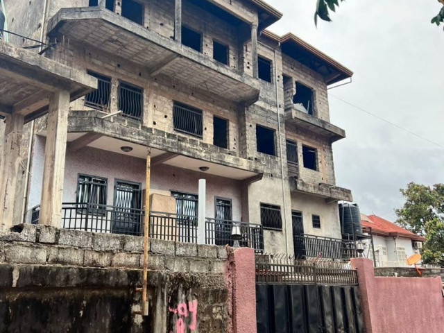 À #vendre R+3 enbordure d la route principal à LAMBANYI, Locaux Commerciaux, Conakry